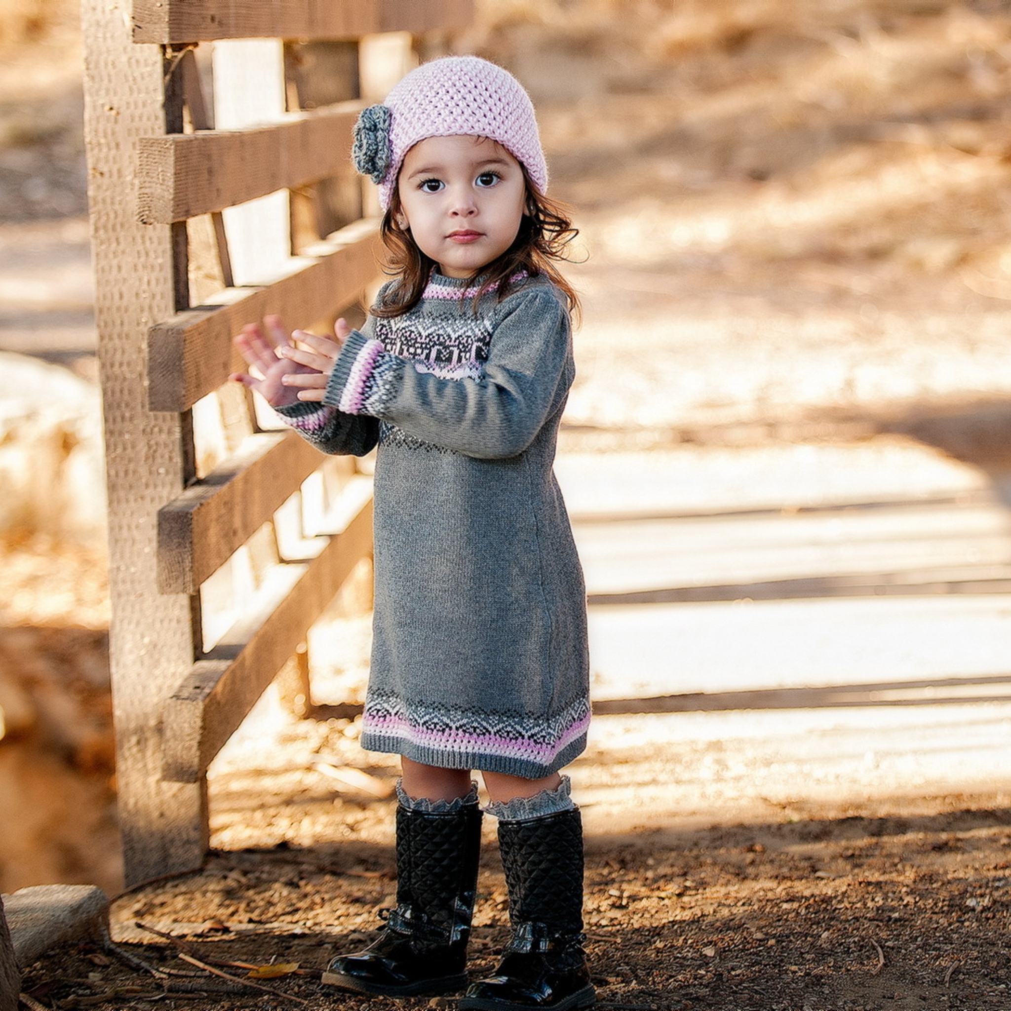 Das Cute Child Girl In Soft Pink Hat Wallpaper 2048x2048