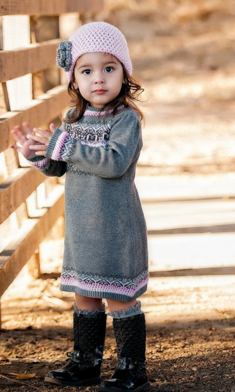 Cute Child Girl In Soft Pink Hat screenshot #1 480x800