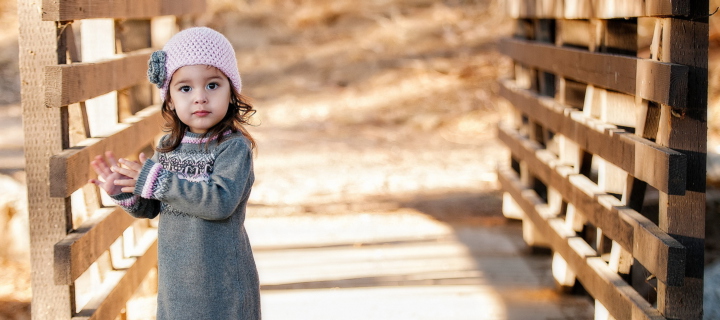 Das Cute Child Girl In Soft Pink Hat Wallpaper 720x320