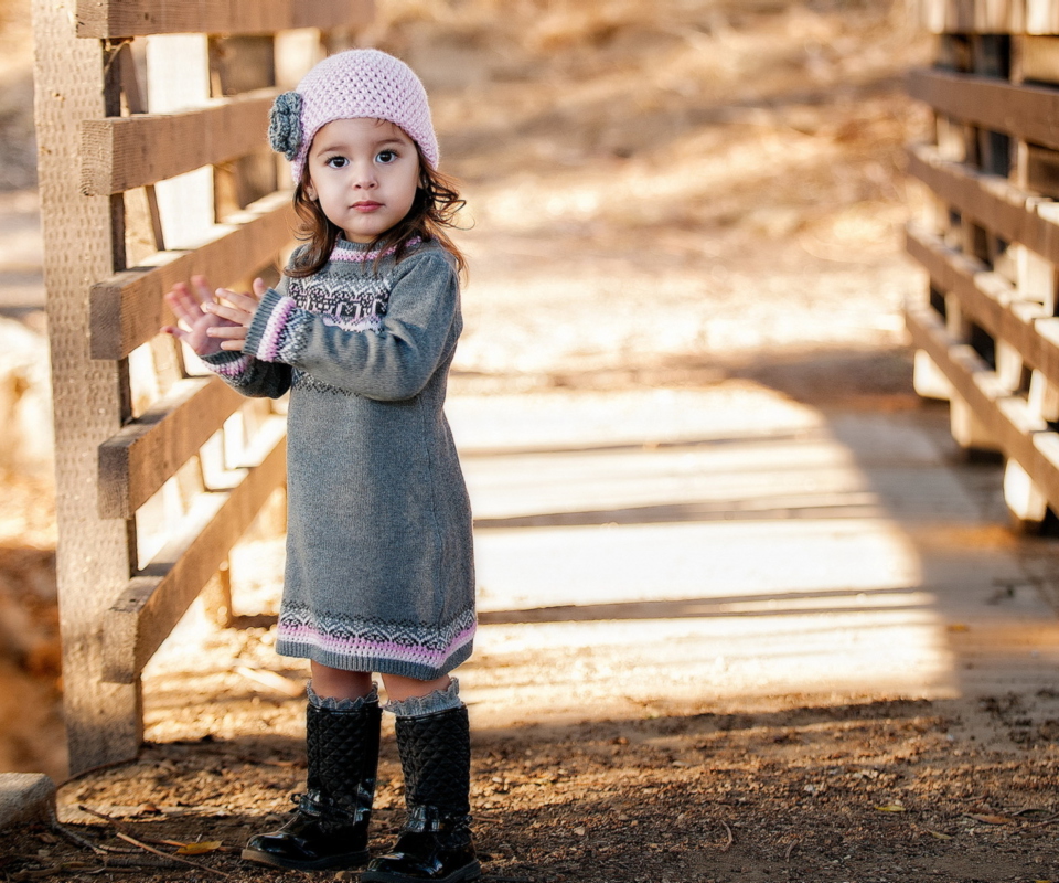 Cute Child Girl In Soft Pink Hat screenshot #1 960x800