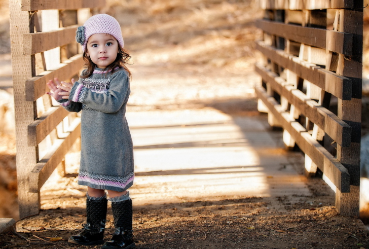 Das Cute Child Girl In Soft Pink Hat Wallpaper