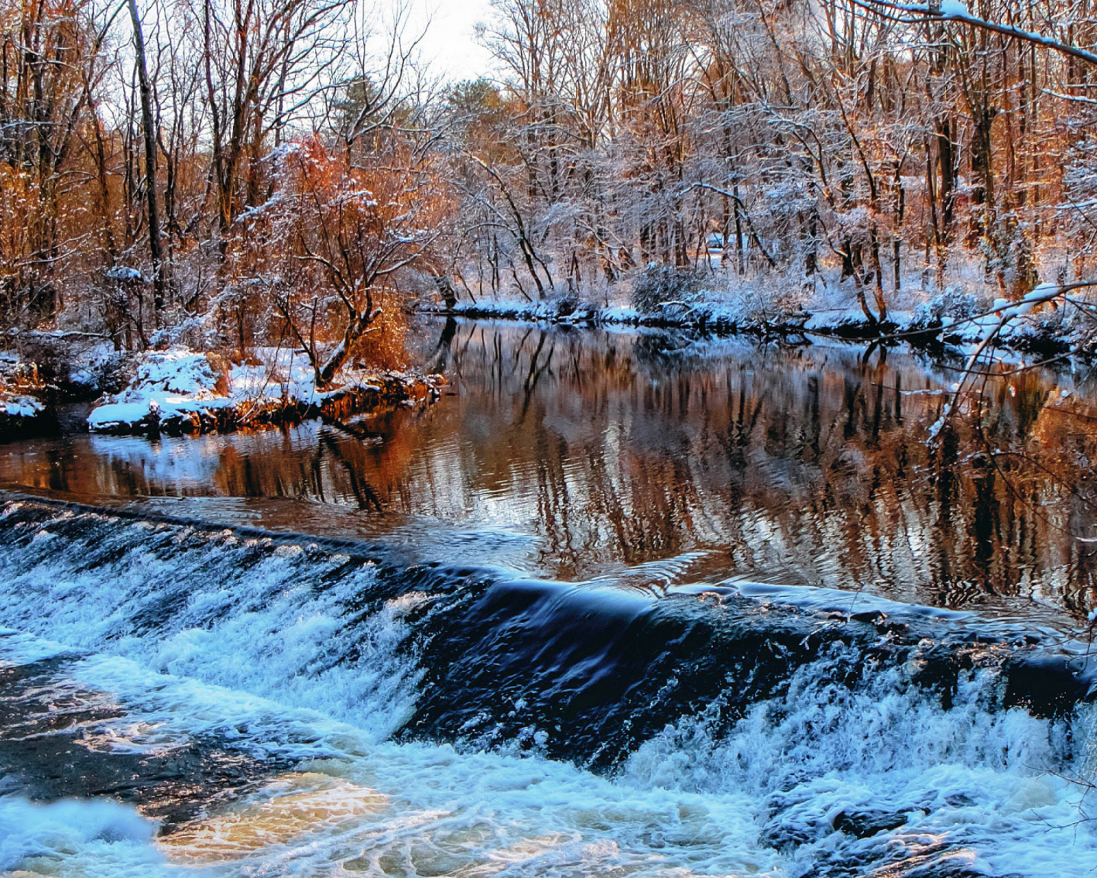 Fondo de pantalla Winter Stream 1600x1280