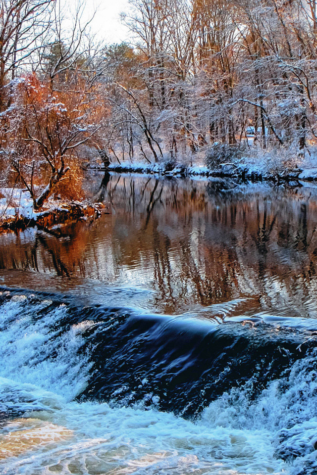 Sfondi Winter Stream 640x960