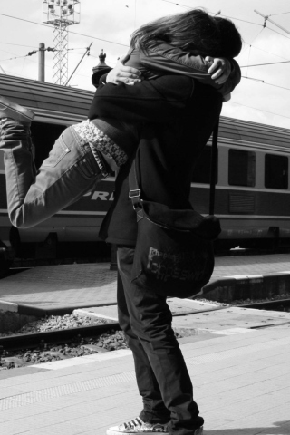 Обои Couple Hugging 320x480