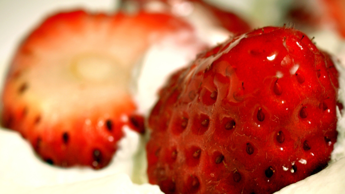 Sfondi Sweet Strawberry 1366x768
