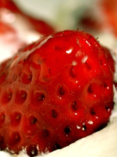 Das Sweet Strawberry Wallpaper 240x320
