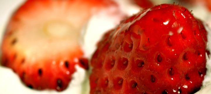 Sweet Strawberry wallpaper 720x320