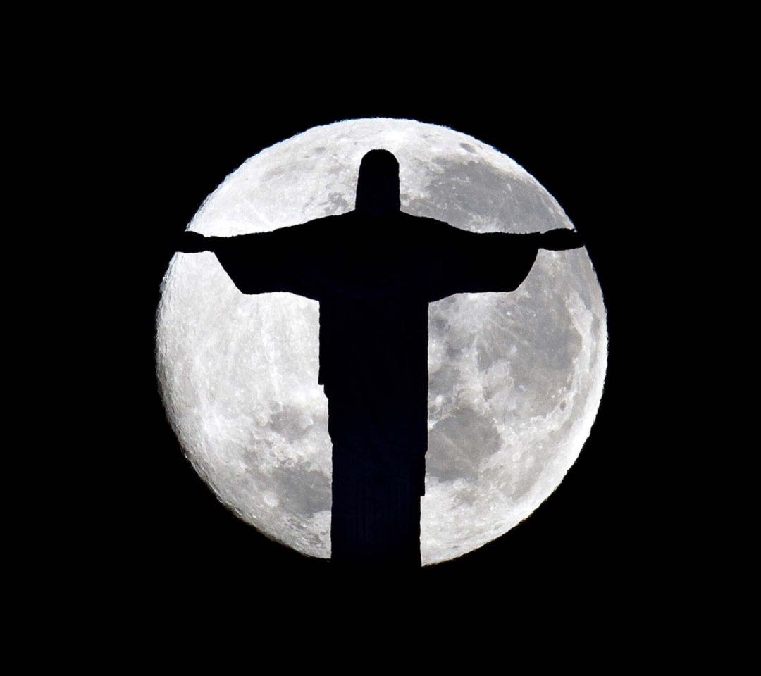 Обои Full Moon And Christ The Redeemer In Rio De Janeiro 1080x960