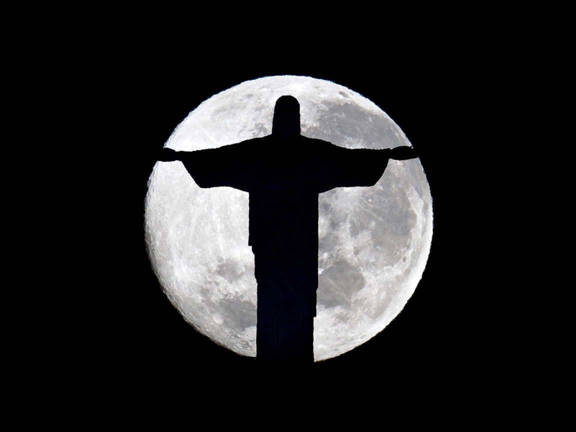 Обои Full Moon And Christ The Redeemer In Rio De Janeiro 1152x864