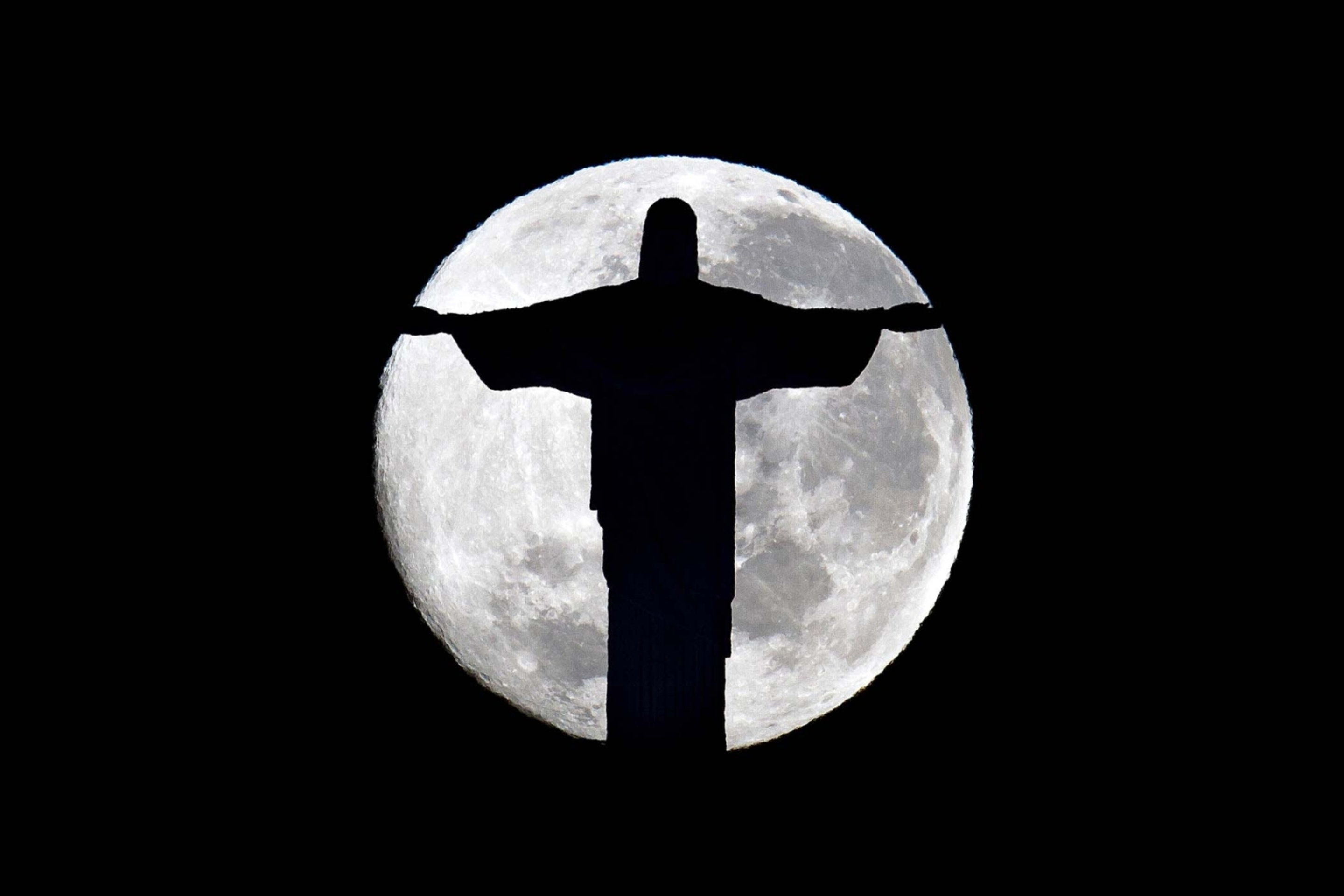 Fondo de pantalla Full Moon And Christ The Redeemer In Rio De Janeiro 2880x1920