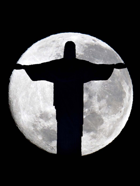 Das Full Moon And Christ The Redeemer In Rio De Janeiro Wallpaper 480x640