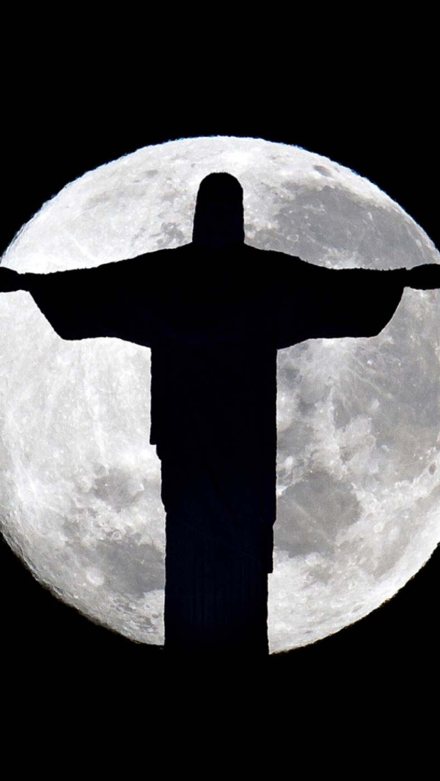 Обои Full Moon And Christ The Redeemer In Rio De Janeiro 640x1136