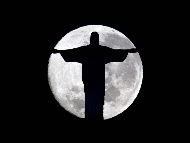 Das Full Moon And Christ The Redeemer In Rio De Janeiro Wallpaper 640x480