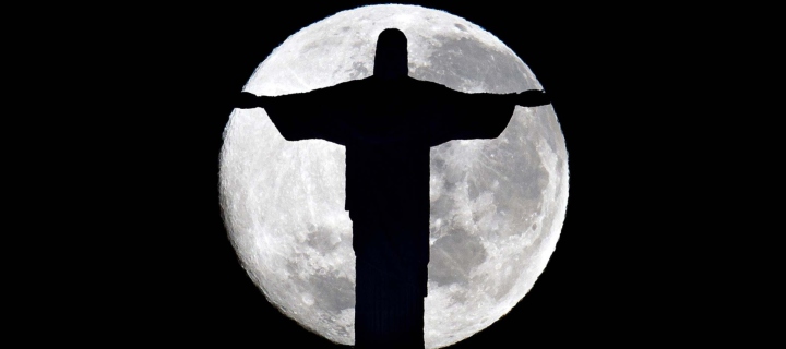 Screenshot №1 pro téma Full Moon And Christ The Redeemer In Rio De Janeiro 720x320