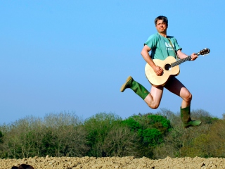 Sfondi Man With Guitar 320x240