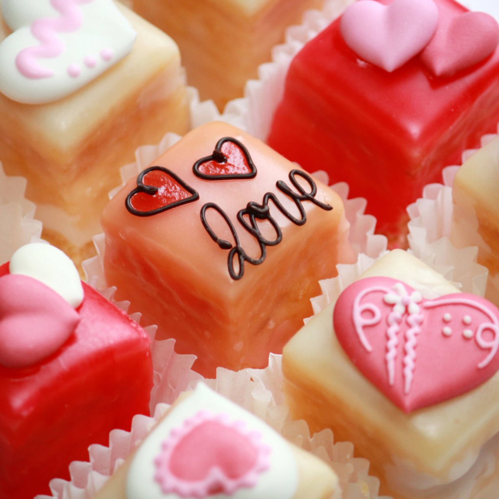 Love Cupcakes wallpaper 2048x2048