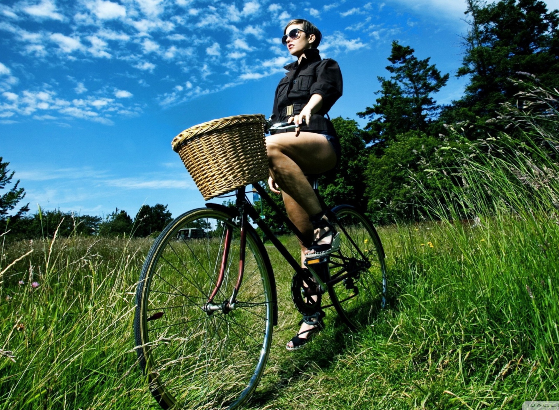 Fondo de pantalla Bicycle Ride 1920x1408