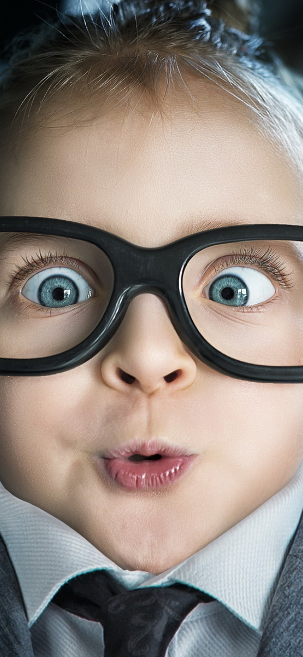 Das Funny Child In Big Glasses Wallpaper 1170x2532