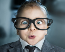 Das Funny Child In Big Glasses Wallpaper 220x176