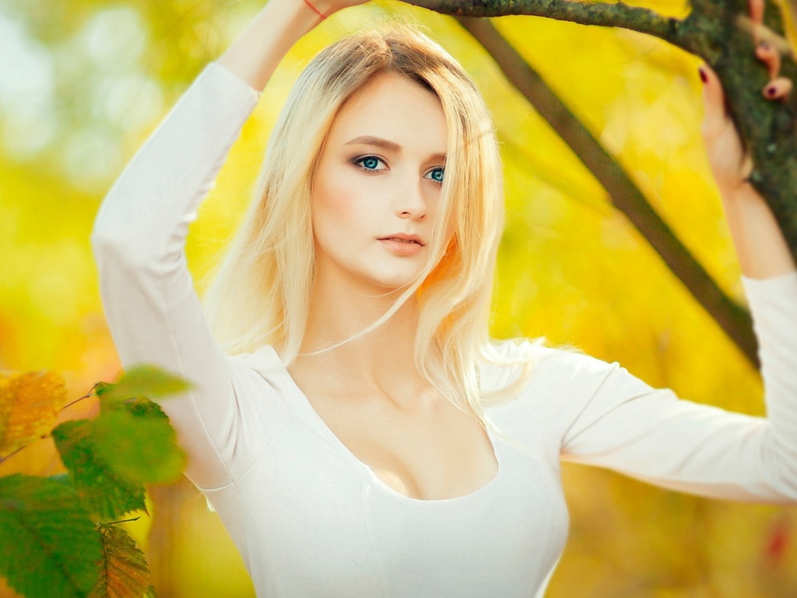 Blonde in Park wallpaper 1152x864