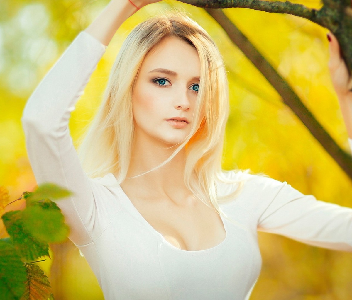 Blonde in Park wallpaper 1200x1024