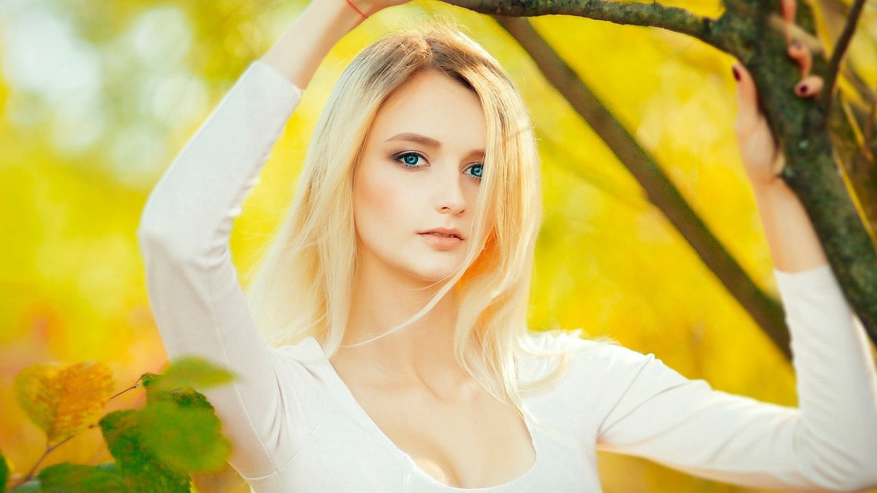 Blonde in Park wallpaper 1280x720