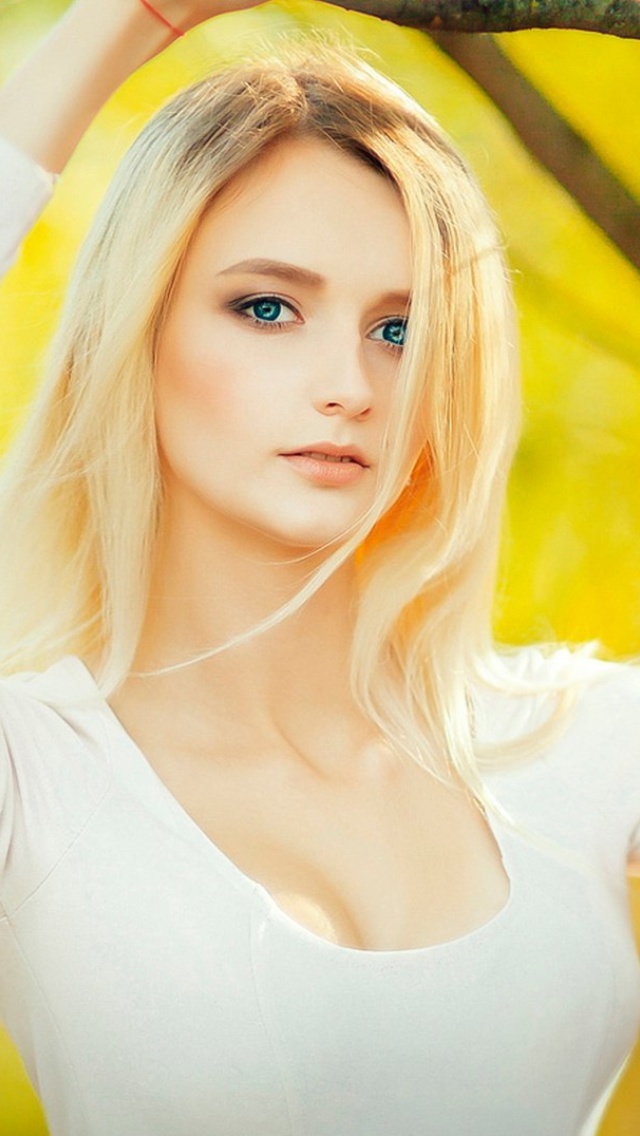 Das Blonde in Park Wallpaper 640x1136