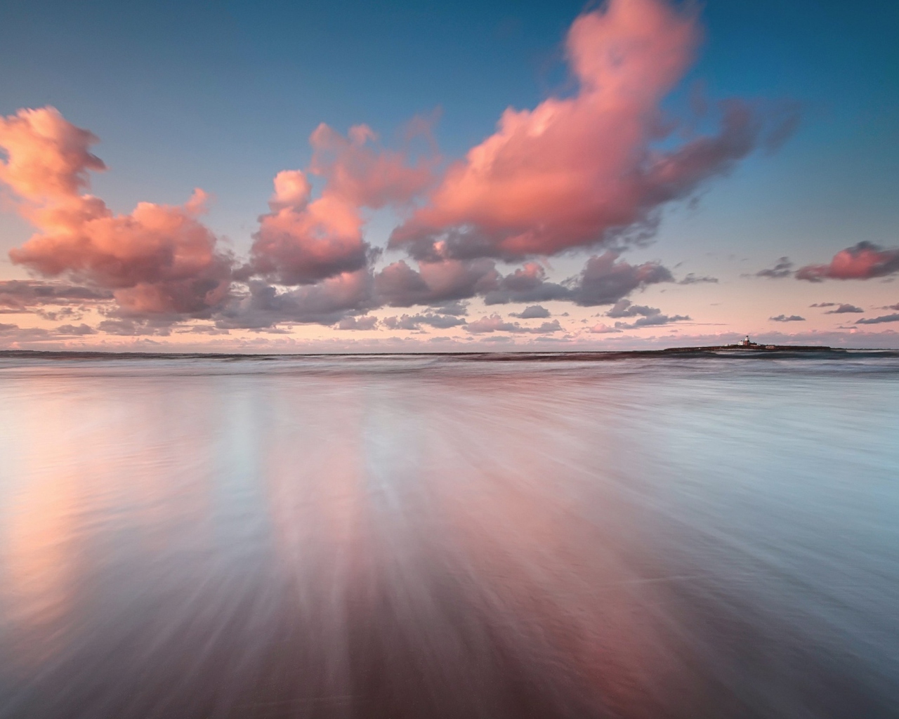 Screenshot №1 pro téma Beautiful Pink Clouds Over Sea 1280x1024