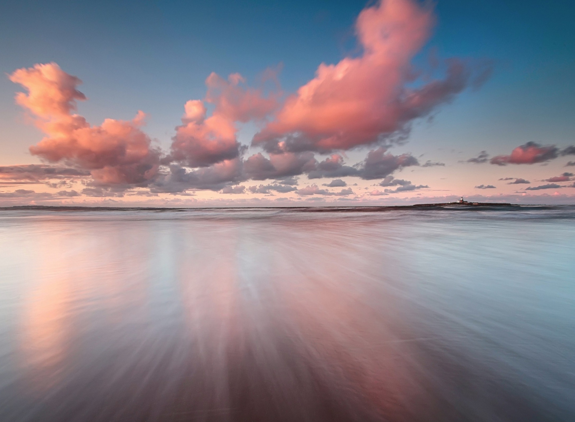 Fondo de pantalla Beautiful Pink Clouds Over Sea 1920x1408