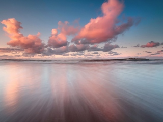 Das Beautiful Pink Clouds Over Sea Wallpaper 320x240