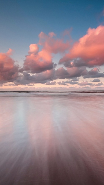 Обои Beautiful Pink Clouds Over Sea 360x640