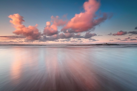Fondo de pantalla Beautiful Pink Clouds Over Sea 480x320