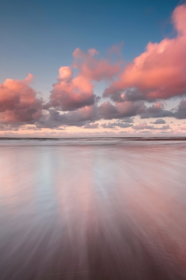 Fondo de pantalla Beautiful Pink Clouds Over Sea 640x960