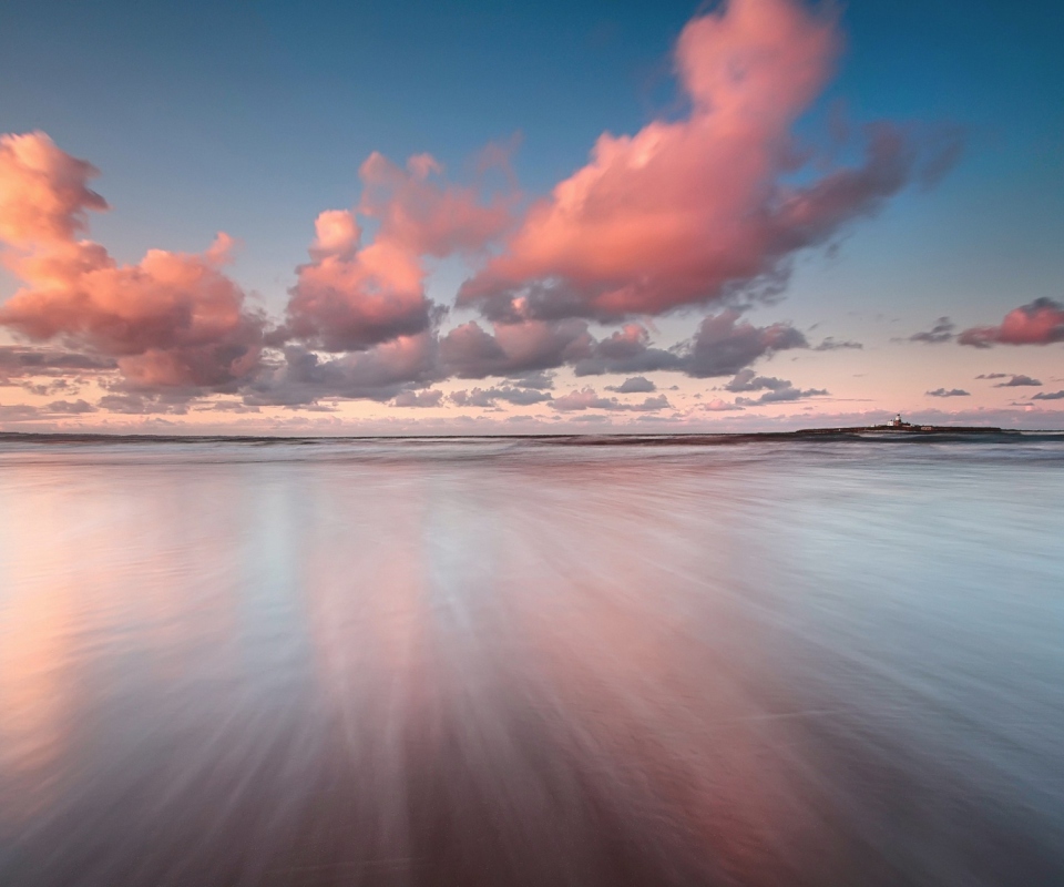 Обои Beautiful Pink Clouds Over Sea 960x800