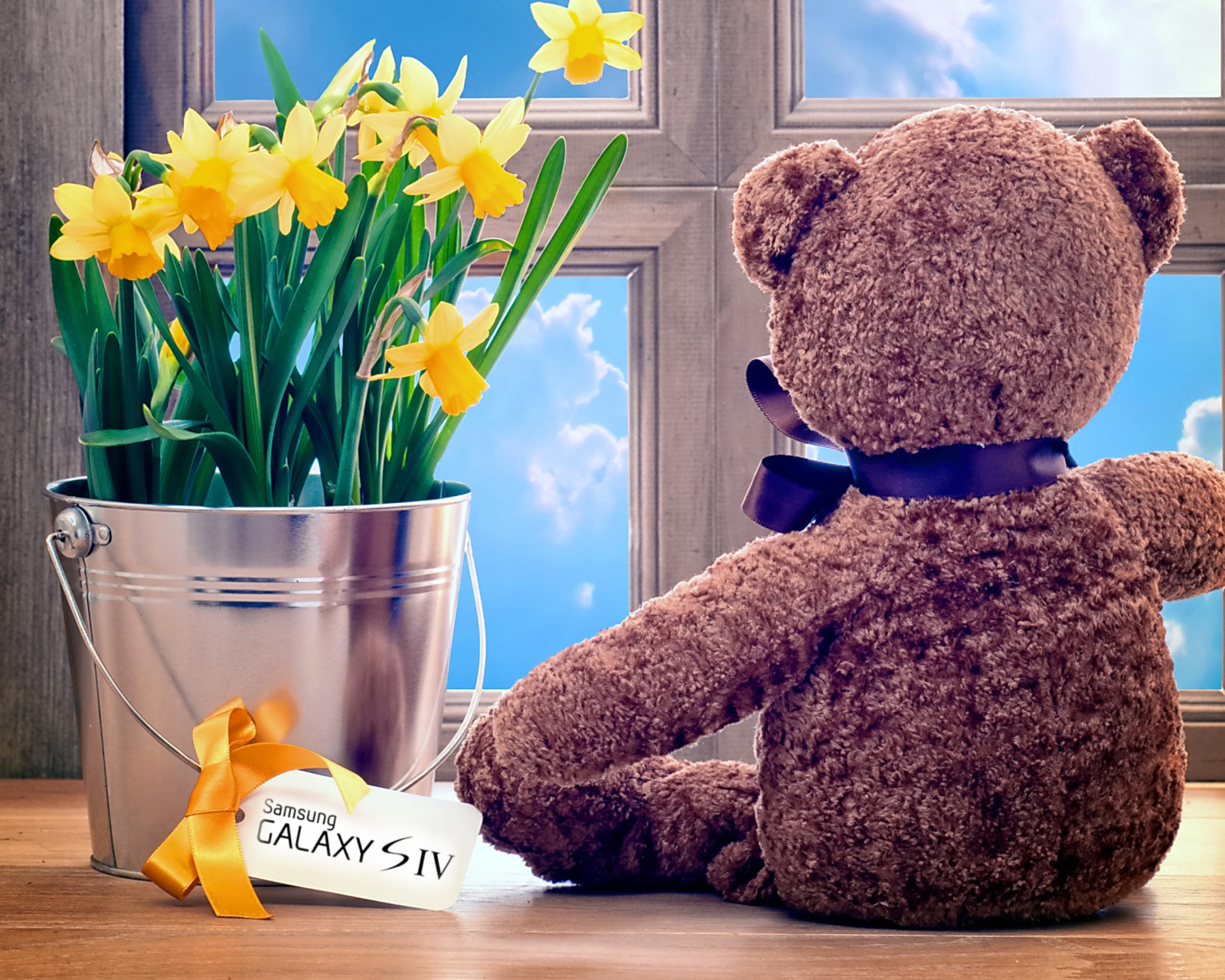 Обои Teddy Bear with Bouquet 1600x1280