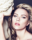Screenshot №1 pro téma Scarlett Johansson In Dolce Gabbana 128x160