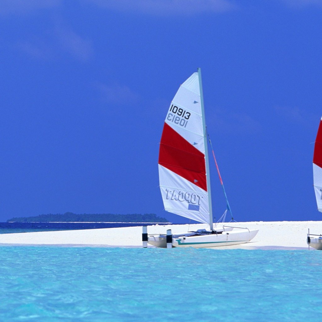 Das Sailing Boats On Exotic Beach Wallpaper 1024x1024