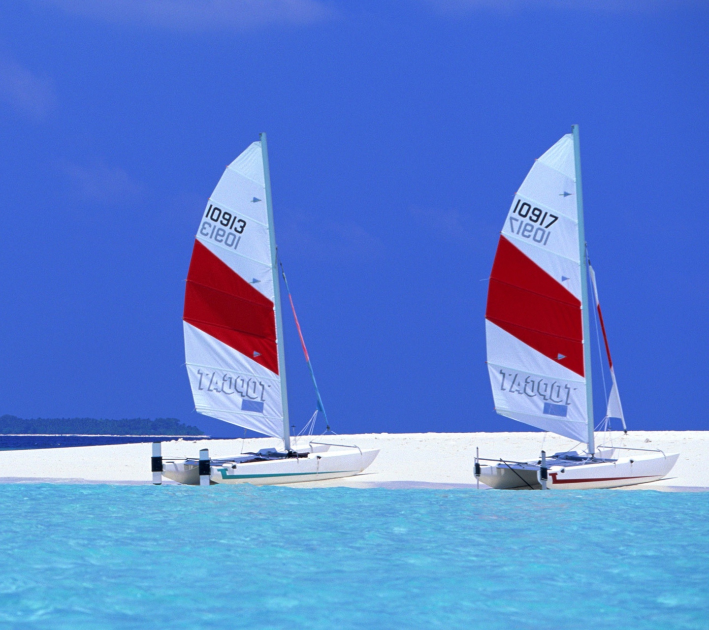 Обои Sailing Boats On Exotic Beach 1440x1280