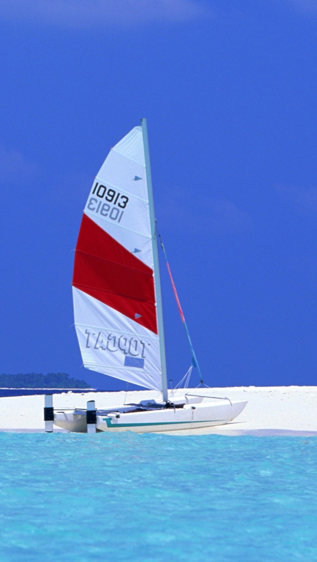 Sfondi Sailing Boats On Exotic Beach 640x1136