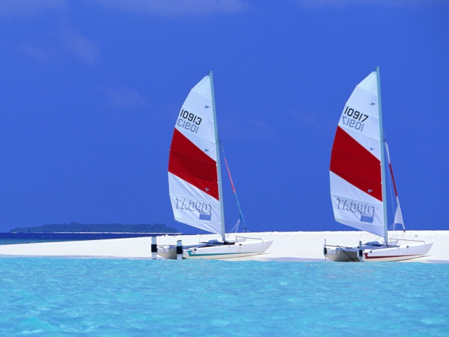 Das Sailing Boats On Exotic Beach Wallpaper 640x480