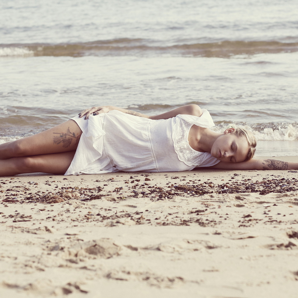 Sfondi Blonde Girl Lying On Beach 1024x1024