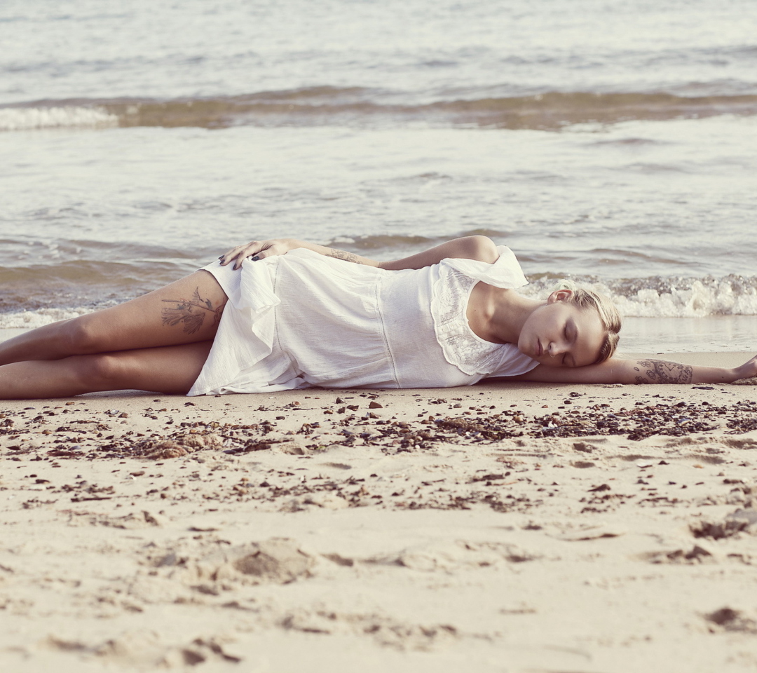 Fondo de pantalla Blonde Girl Lying On Beach 1080x960
