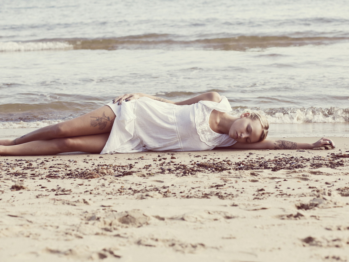 Blonde Girl Lying On Beach wallpaper 1152x864