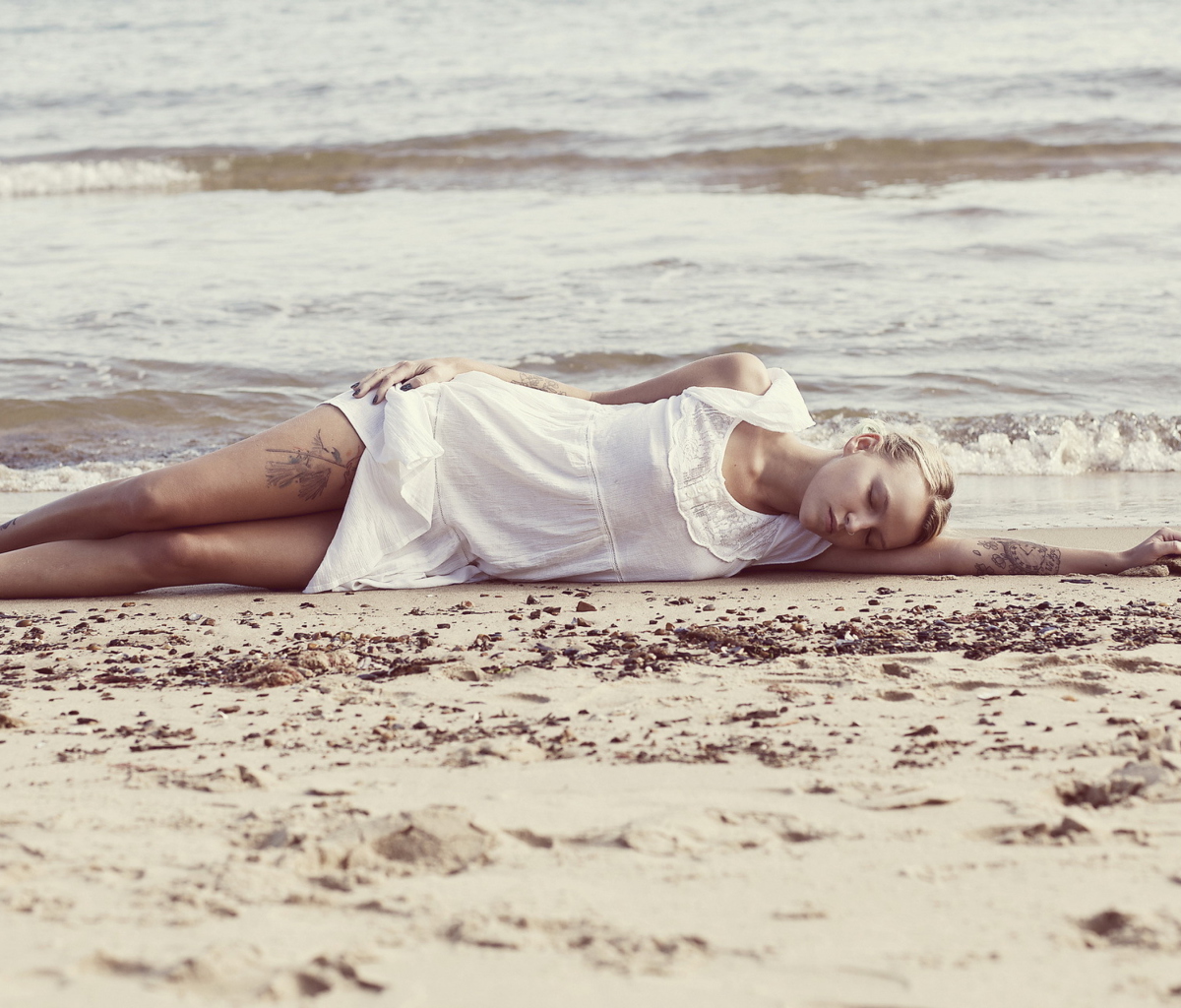 Fondo de pantalla Blonde Girl Lying On Beach 1200x1024