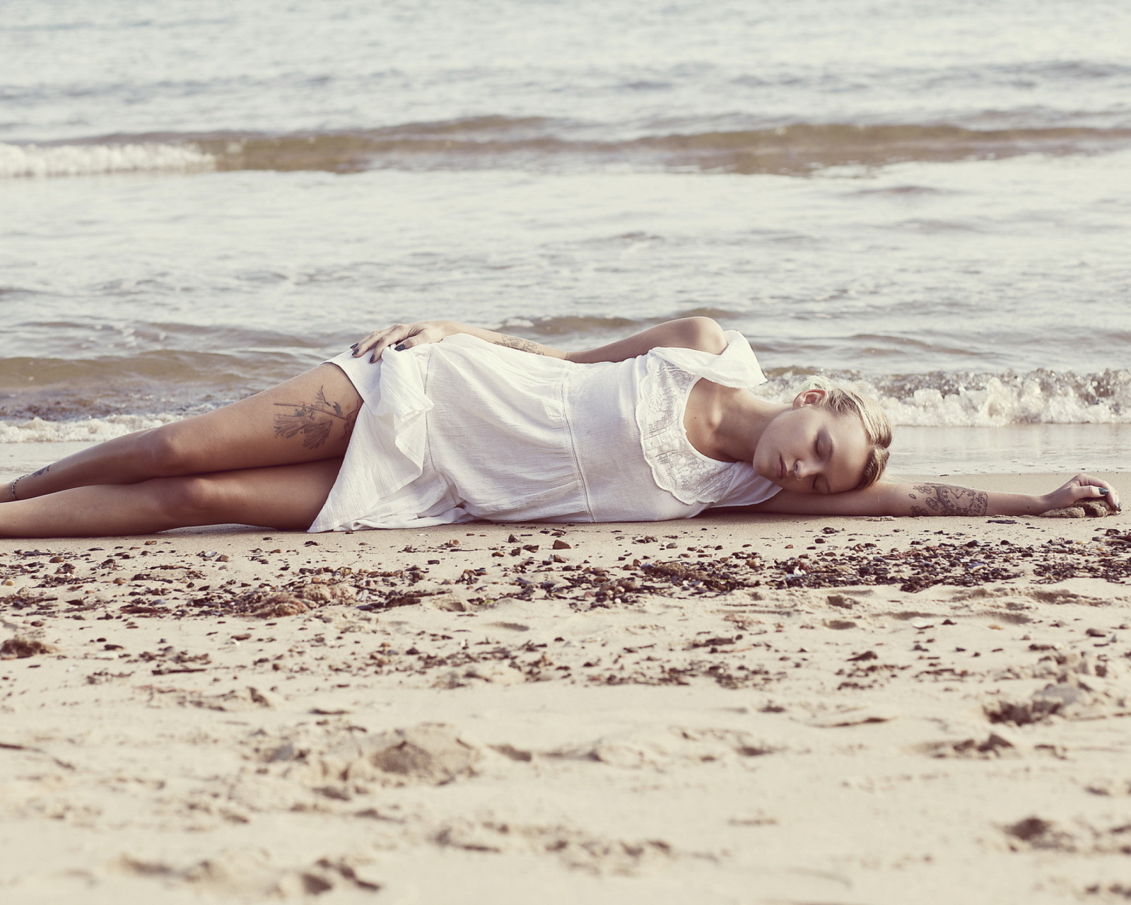 Das Blonde Girl Lying On Beach Wallpaper 1600x1280