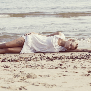 Kostenloses Blonde Girl Lying On Beach Wallpaper für Samsung B159 Hero Plus