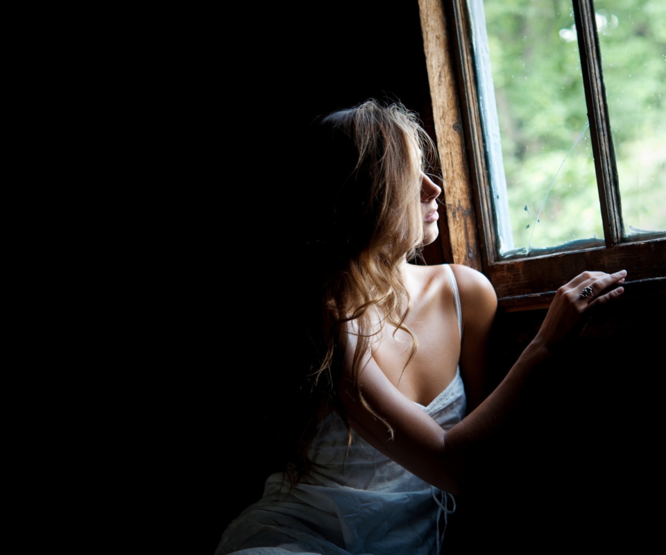 Das Girl Looking At Window Wallpaper 960x800