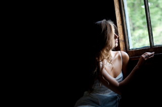 Kostenloses Girl Looking At Window Wallpaper für Android, iPhone und iPad