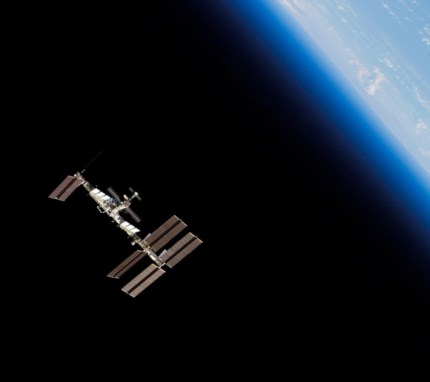 Обои The ISS In Space 1440x1280