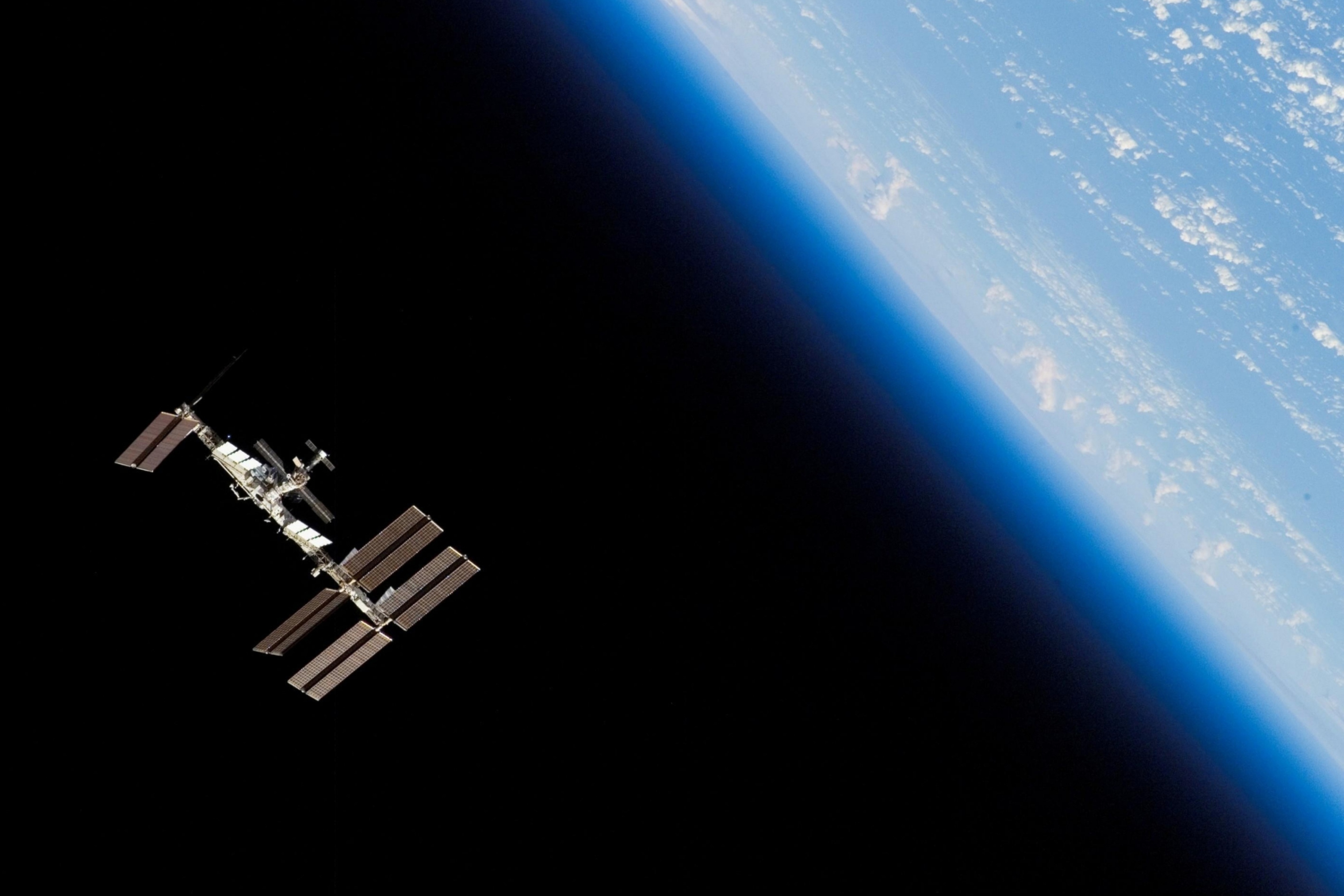 Fondo de pantalla The ISS In Space 2880x1920